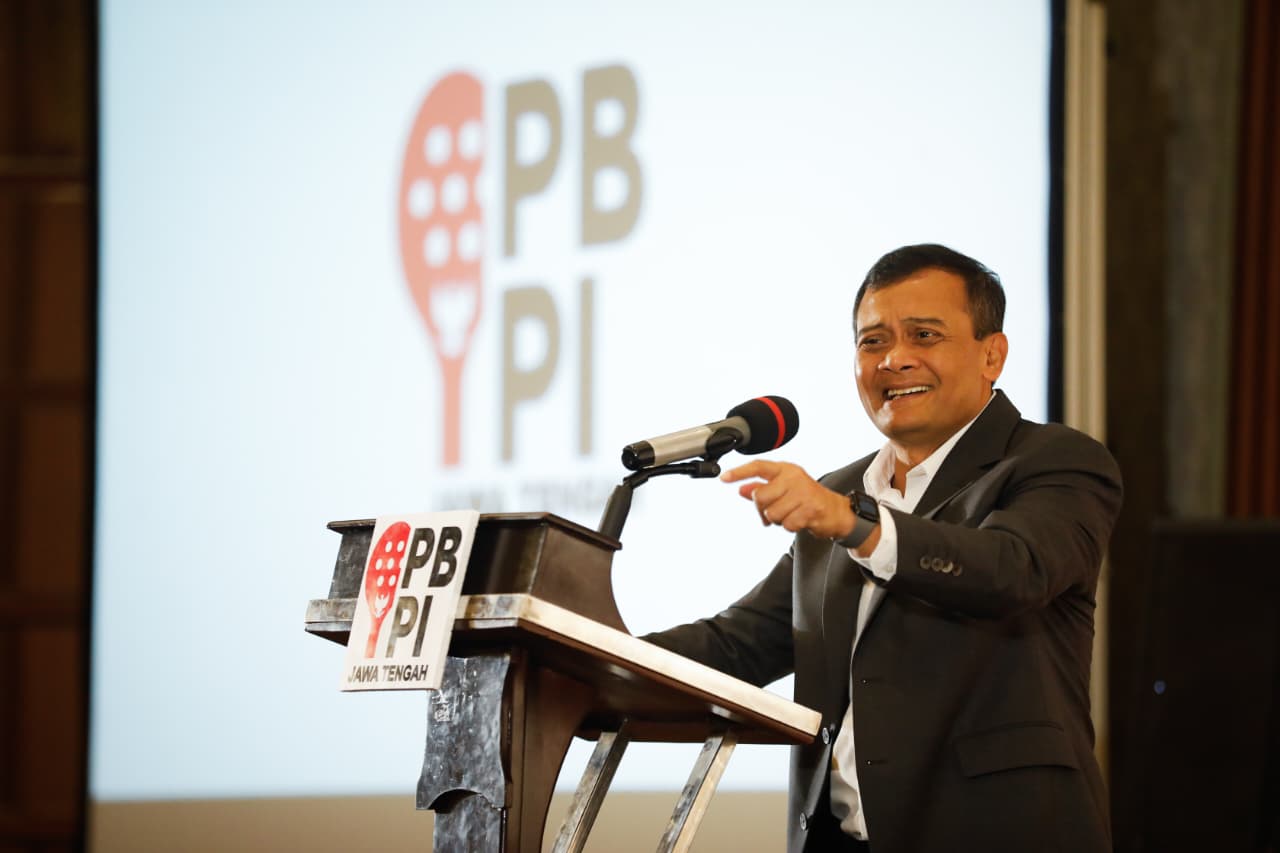 Gubernur Jawa Tengah Ahmad Luthfi memberi sambutan pengukuhan pengurus PBPI Jateng periode 2025&ndash;2029, di Hotel Santika, Semarang, Rabu (1/10/2025).