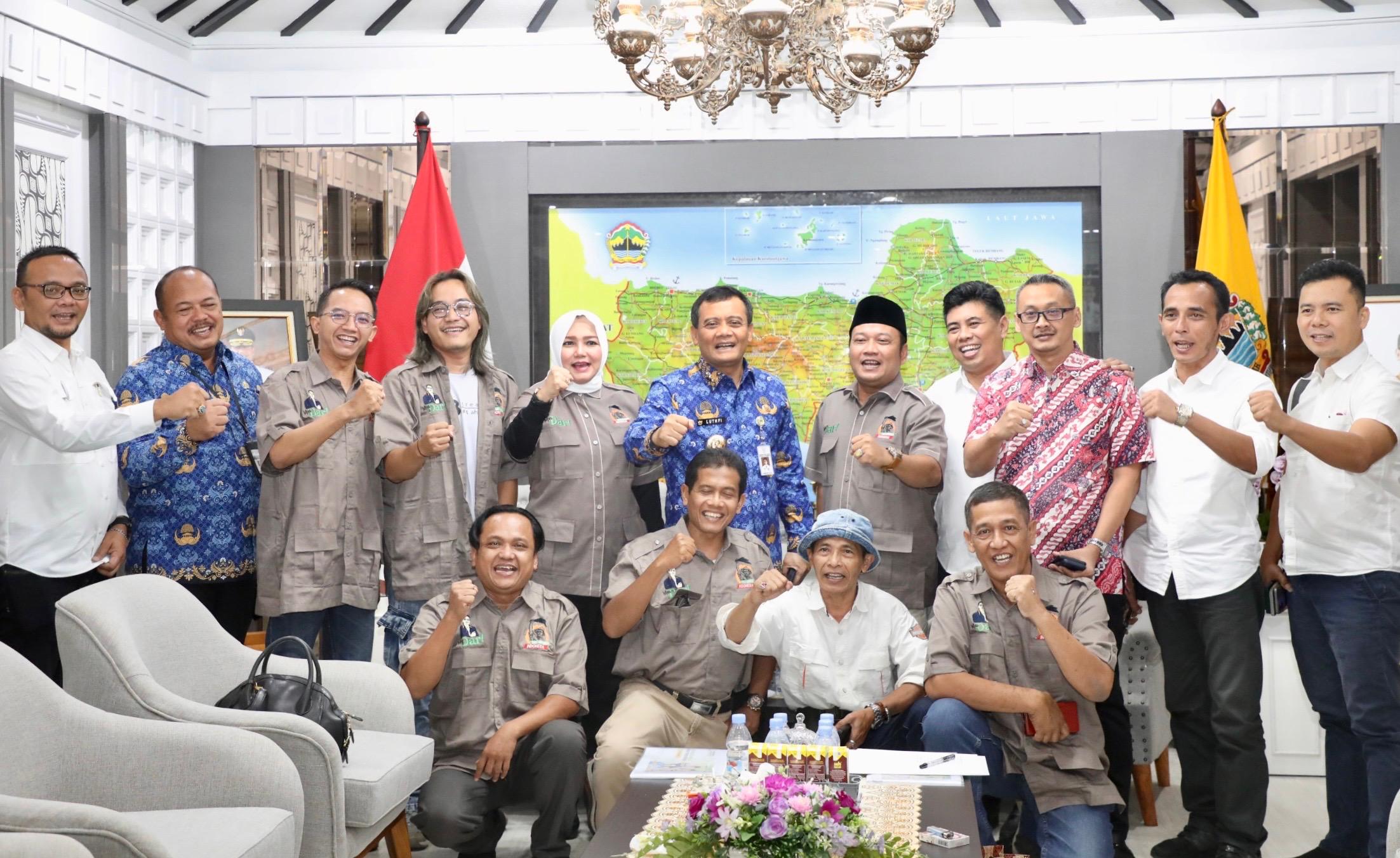 Gubernur Jawa Tengah Ahmad Luthfi foto bersama pengurus Himpunan Tani Merdeka Jawa Tengah, di kantor Gubernur, Rabu (1/10/2025).