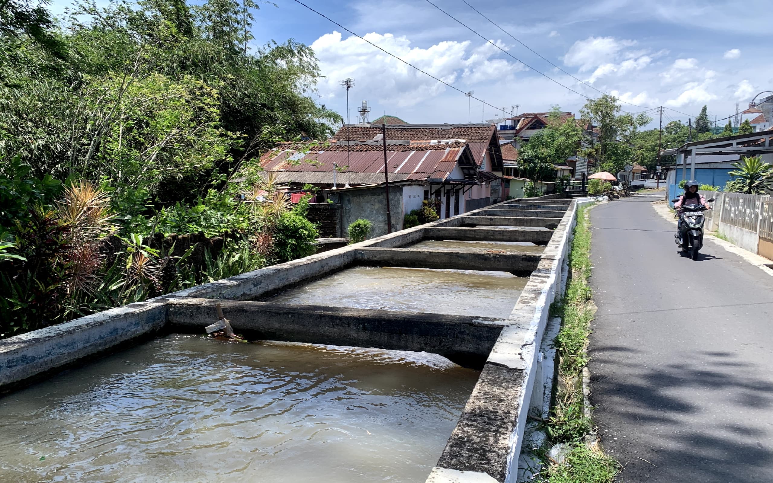 Bangunan tanggul kali manggis yang berbentuk kotak masih kokoh berdiri hingga sekarang