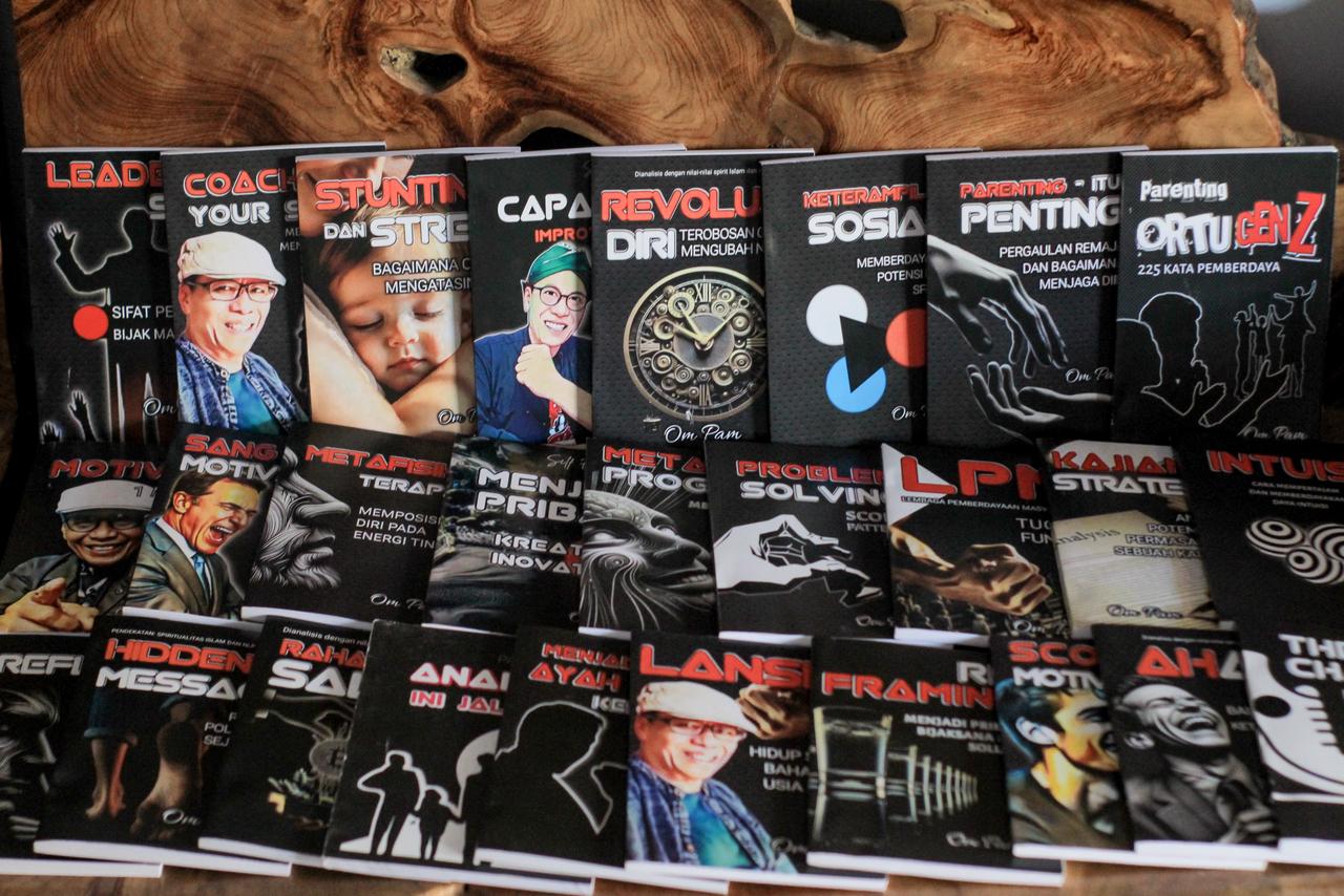 Pamuji menulis total sekitar 40 buku dalam kurun waktu selama 2 tahun dengan tujuan agar masyarakat menjadi gemar membaca dan masyarakat mampu memahami dirinya sebagai bentuk self improvement