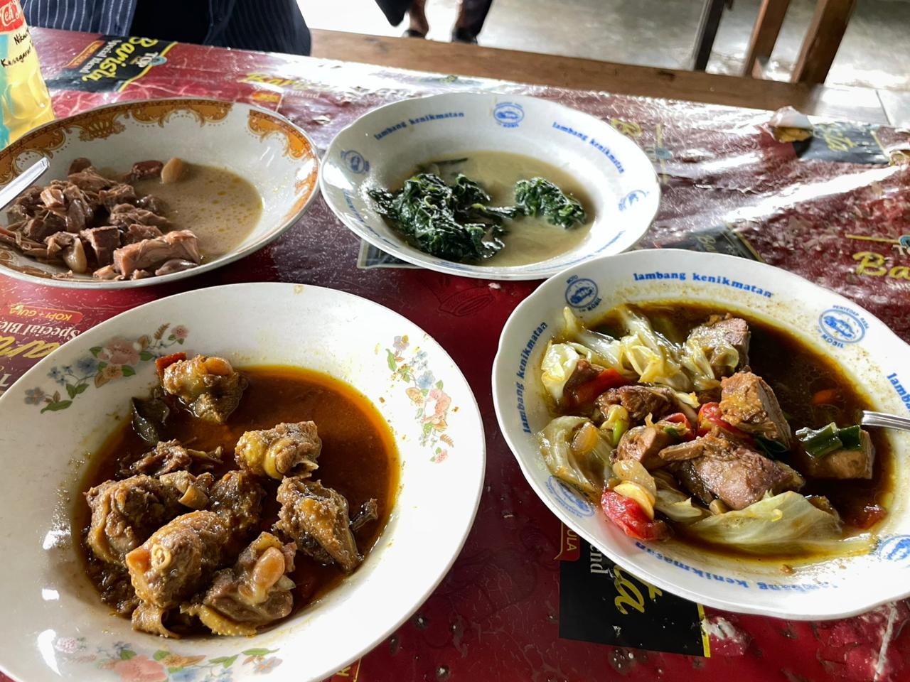 Rica-rica mentok, tongseng, dan sayuran khas Warung SBY Pucang, dimasak dengan kayu bakar, menjaga cita rasa legendaris sejak 1933.
