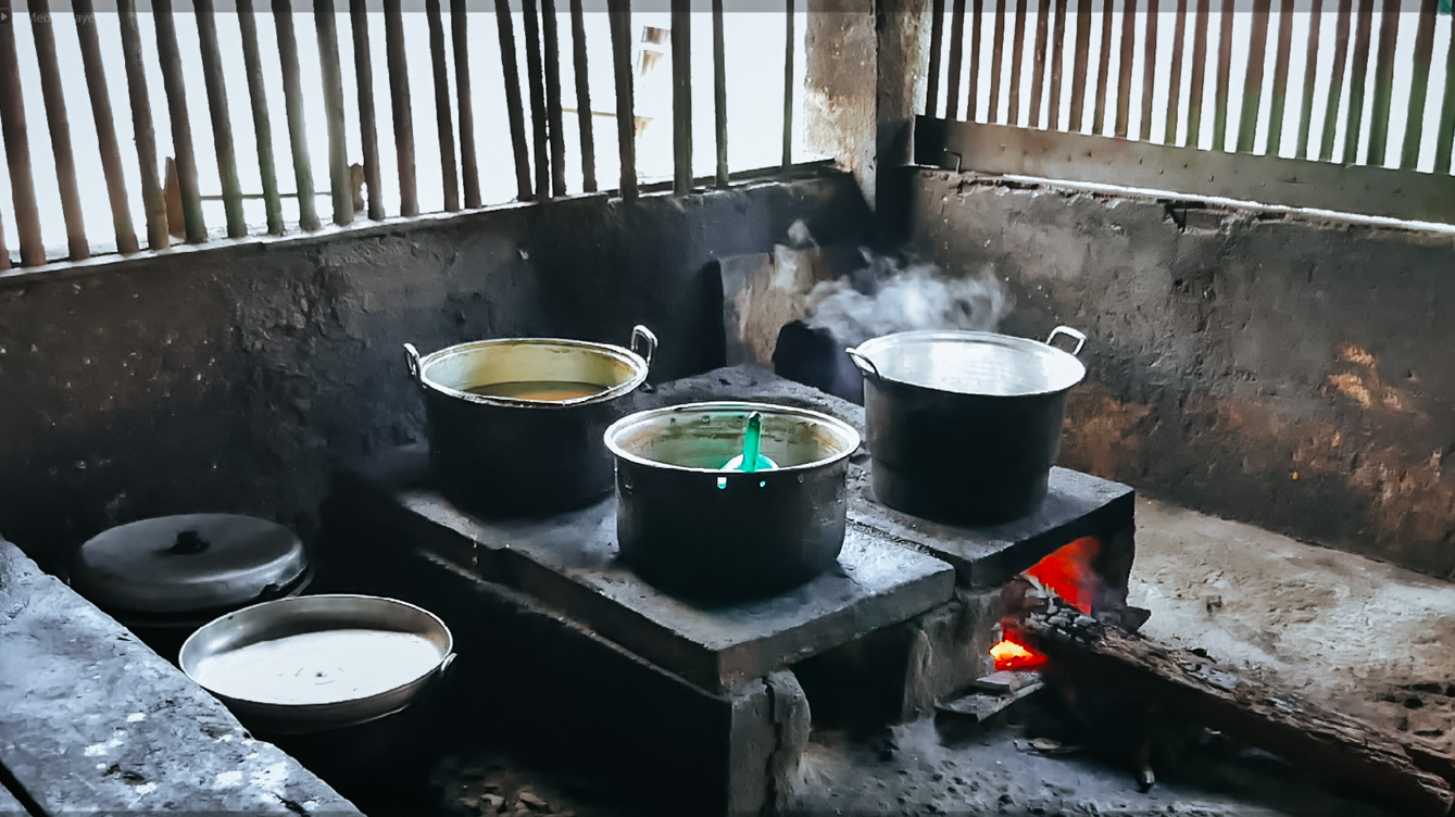 Pawon Warung SBY masih mempertahankan cara memasak tradisional menggunakan luweng kayu bakar, sehingga aroma dan cita rasa masakan tetap khas.