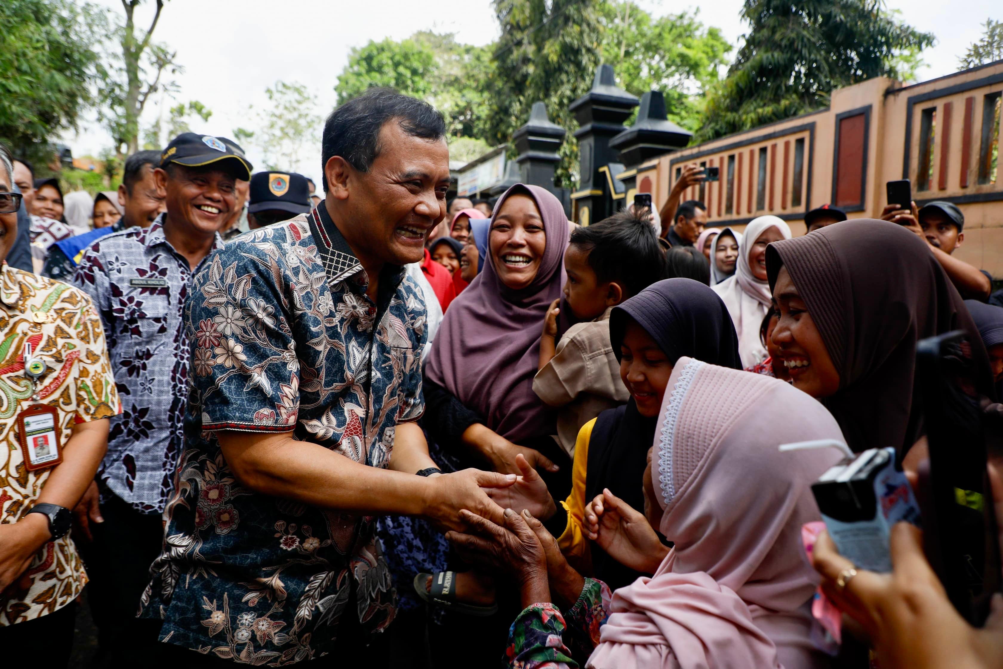Warga Desa Tembongraja, Kecamatan Salem, Kabupaten Brebes, menyambut gembira Gubernur Jawa Tengah Ahmad Luthfi,  Kamis (2/10/2025).