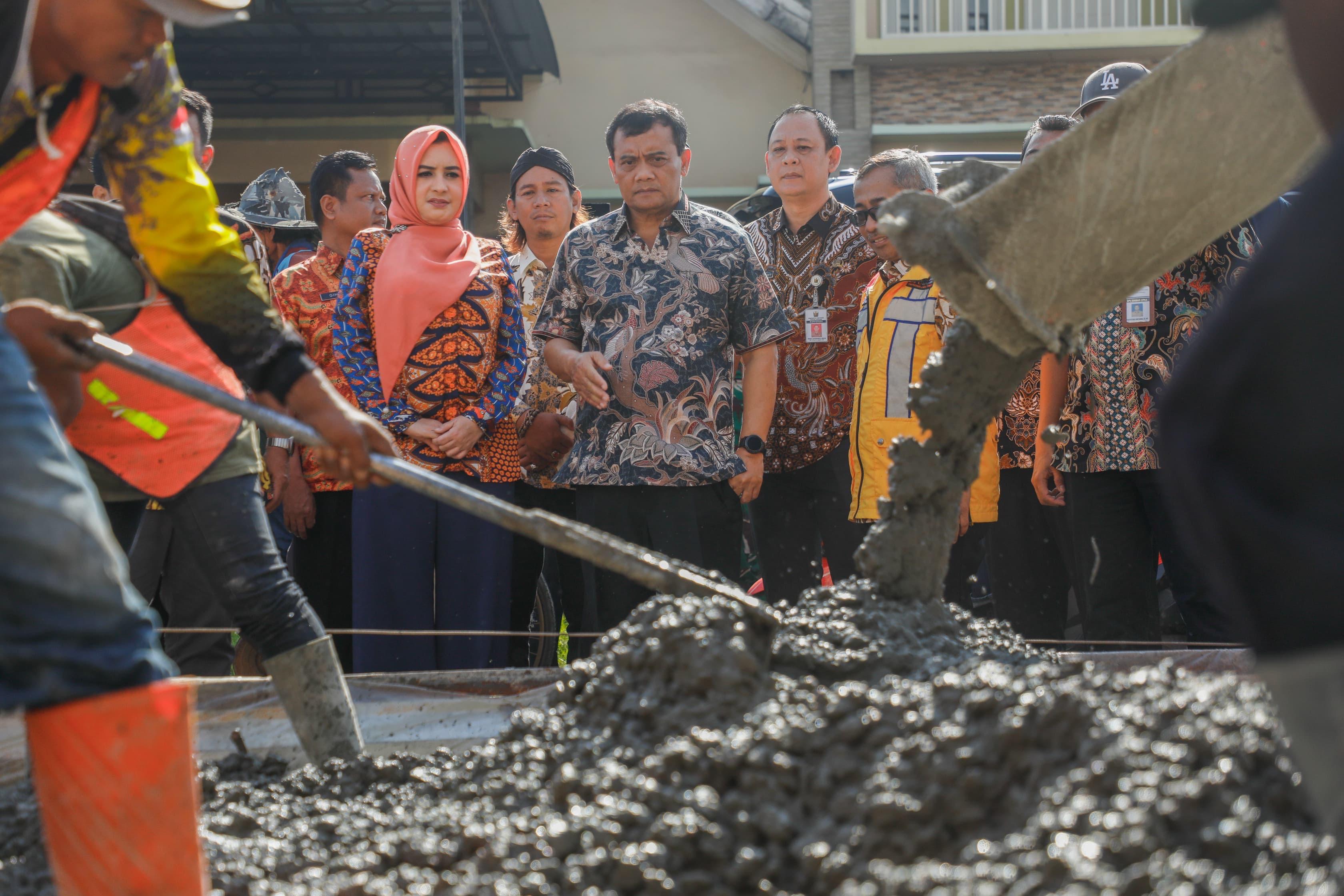 Gubernur Jawa Tengah Ahmad Luthfi didampingi Bupati Pekalongan Fadia Arafiq meninjau preservasi ruas Jalan Wiradesa-Kajen sepanjang 5,475 kilometer, di Kabupaten Pekalongan, Kamis (2/10/2025).