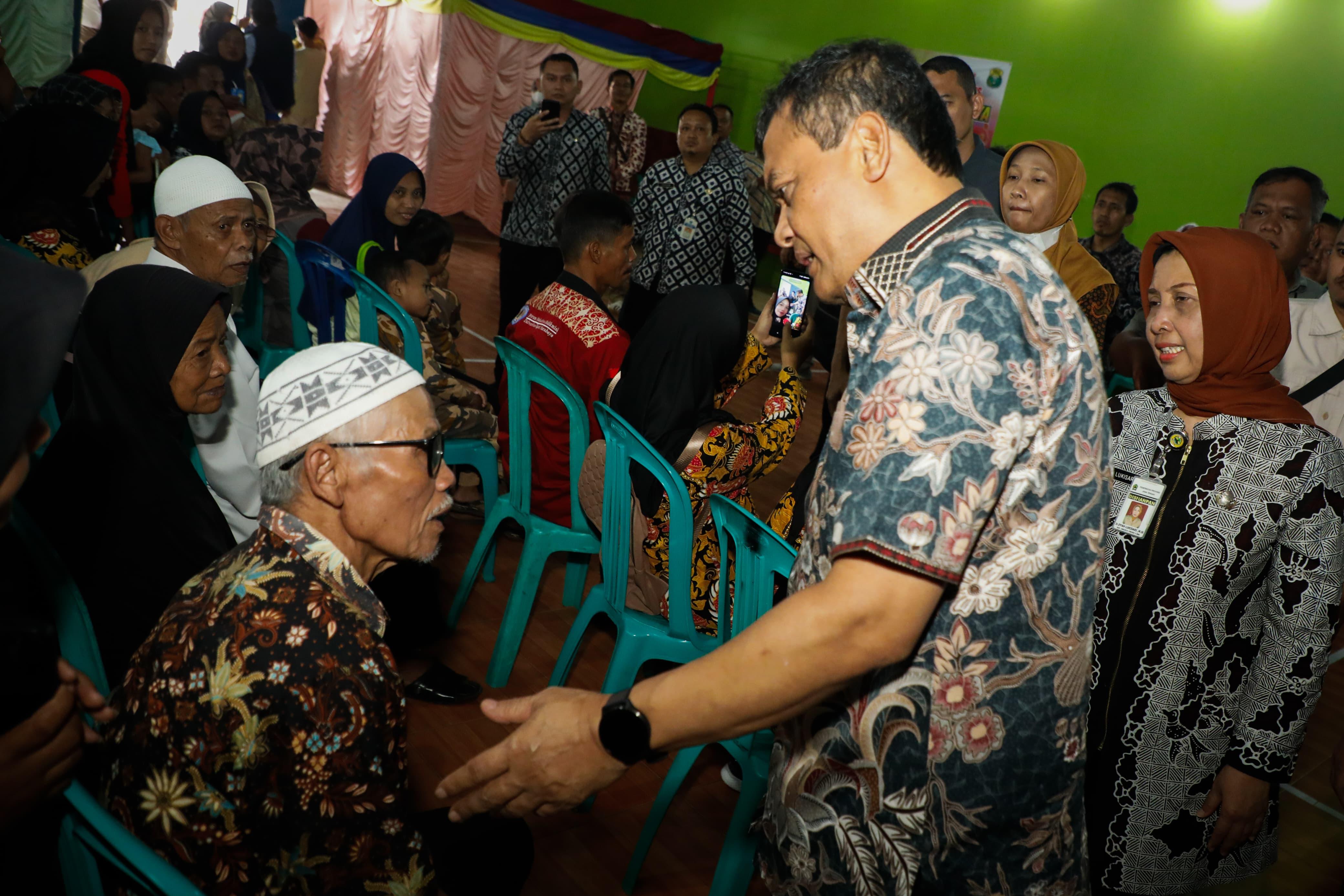 Gubernur Jawa Tengah Ahmad Luthfi berbincang dengan warga di Kecamatan Salem, Brebes ketika menunjau program Spesialis Keliling (Speling) Kamis (2/10/2025).