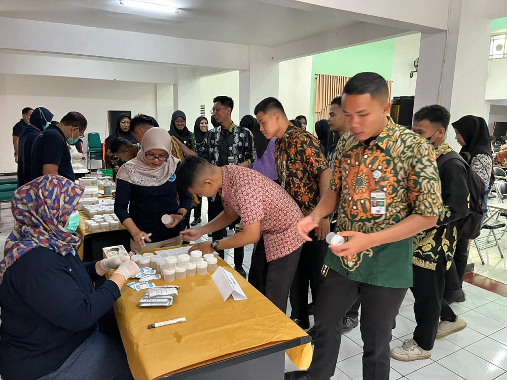 Mahasiswa Politeknik Pembangunan Pertanian Yogyakarta &ndash; Magelang (Polbangtan Yo-Ma) menjalani tes urine, Jumat (3/10/2025).&nbsp;  &nbsp;