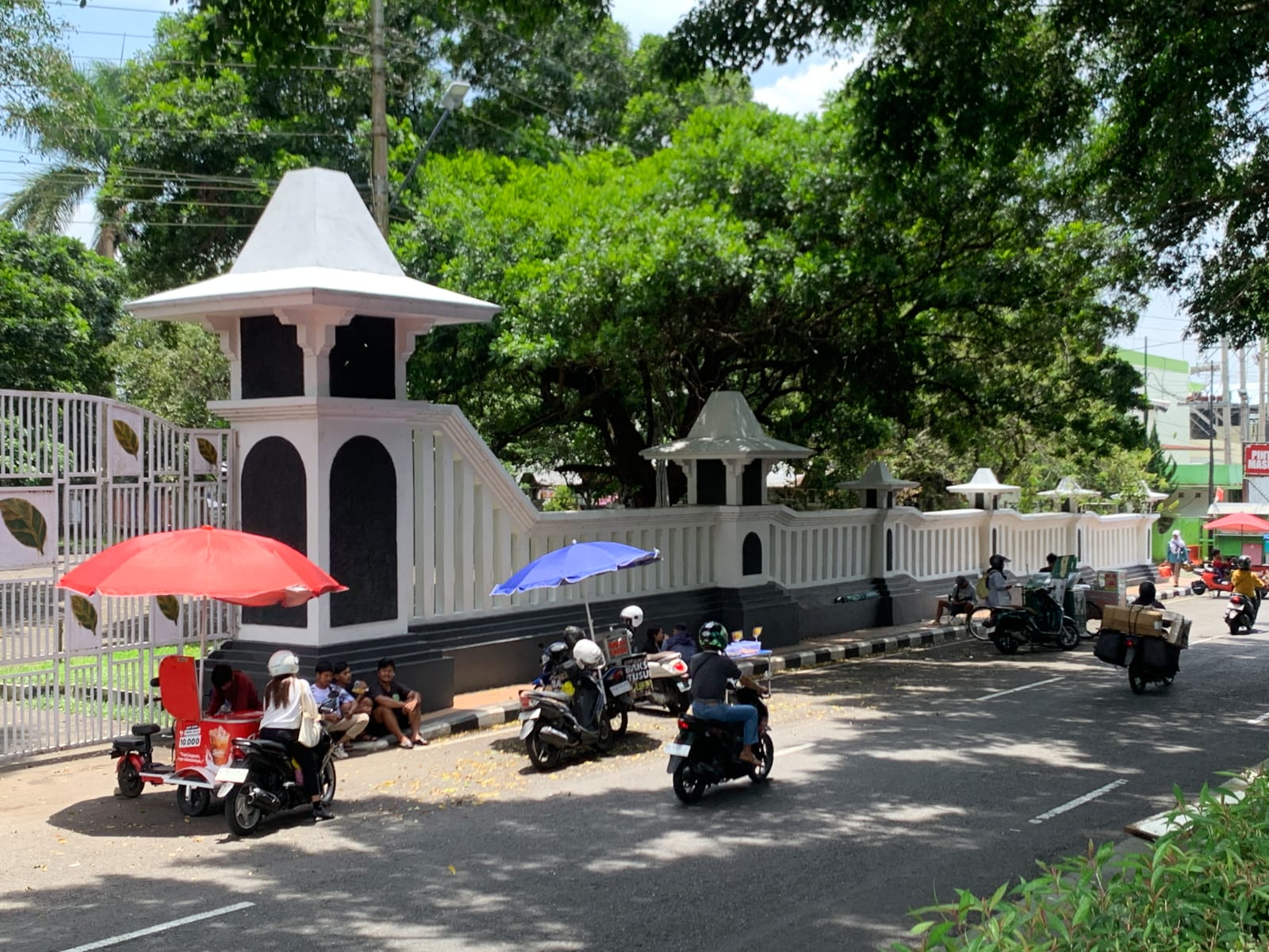 Pedagang kaki lima (PKL) di depan Pendopo Pengayoman yang dinilai melanggar peraturan.