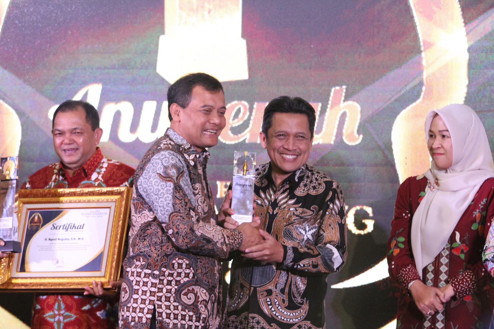 Bupati Wonosobo Afif Nurhidayat menerima piala Anugerah Jawa Pos Radar Semarang 2025 dari Gubernur Jateng Ahmad Luthfi.