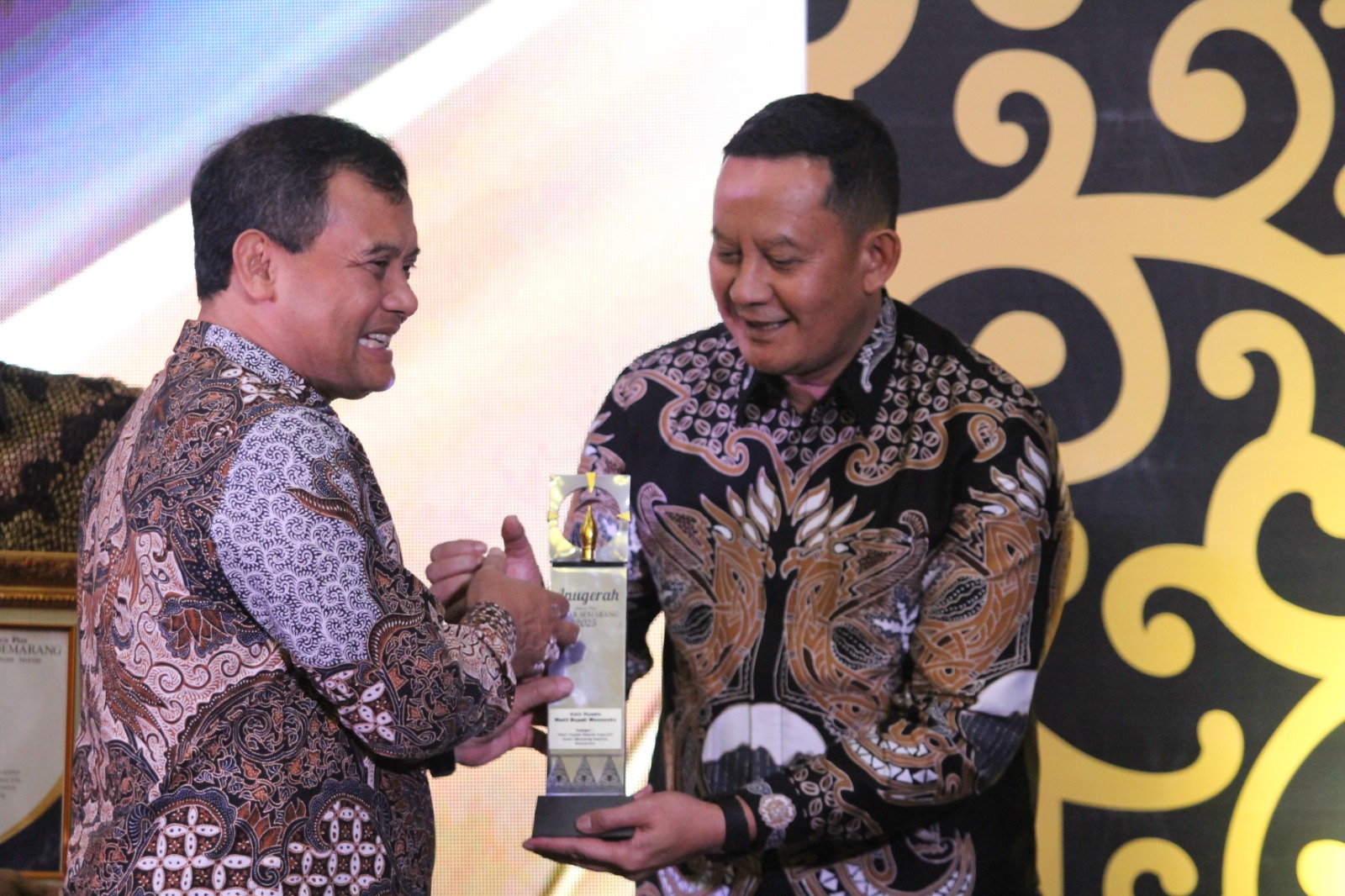 Wakil Bupati Wonosobo Amir Husein menerima piala Anugerah Jawa Pos Radar Semarang 2025 dari Gubernur Jateng Ahmad Luthfi.