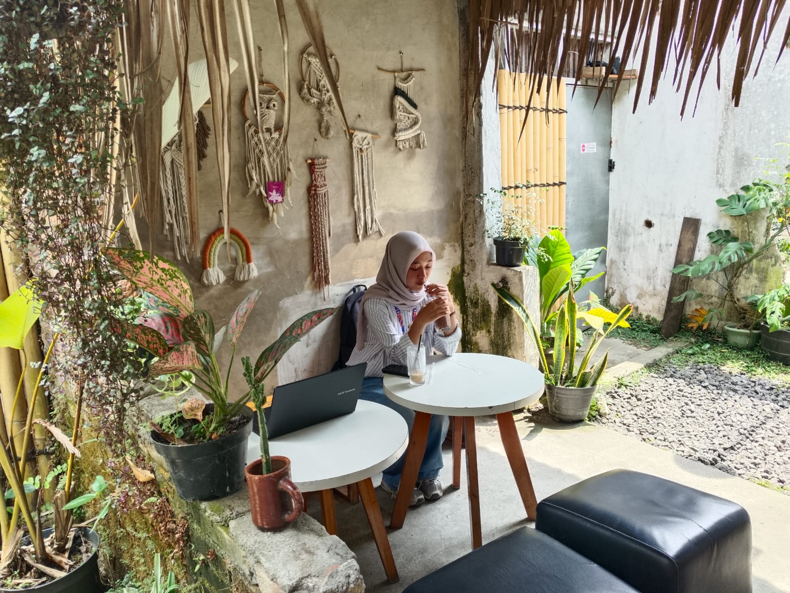 Salah satu pengunjung tengah duduk di salah satu sudut Sinao Kopi