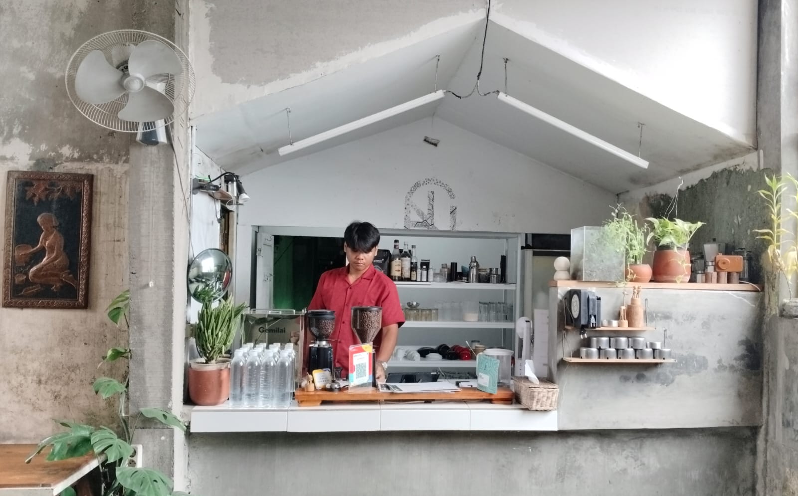 Seorang barista di Sinao Kopi tengah menyiapkan kopi