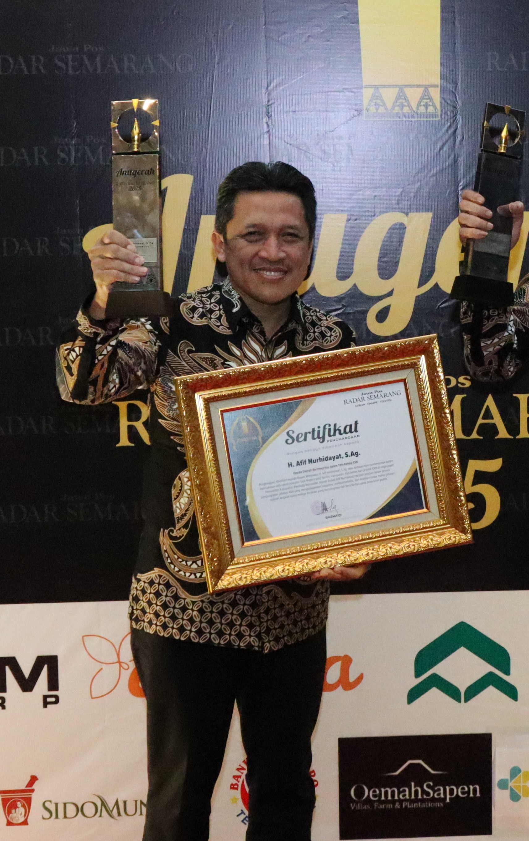 Bupati Wonosobo Afif Nurhidayat meraih penghargaan sebagai Kepala Daerah Berintegritas dalam Tata Kelola ASN di ajang Anugerah Jawa Pos Radar Semarang 2025.