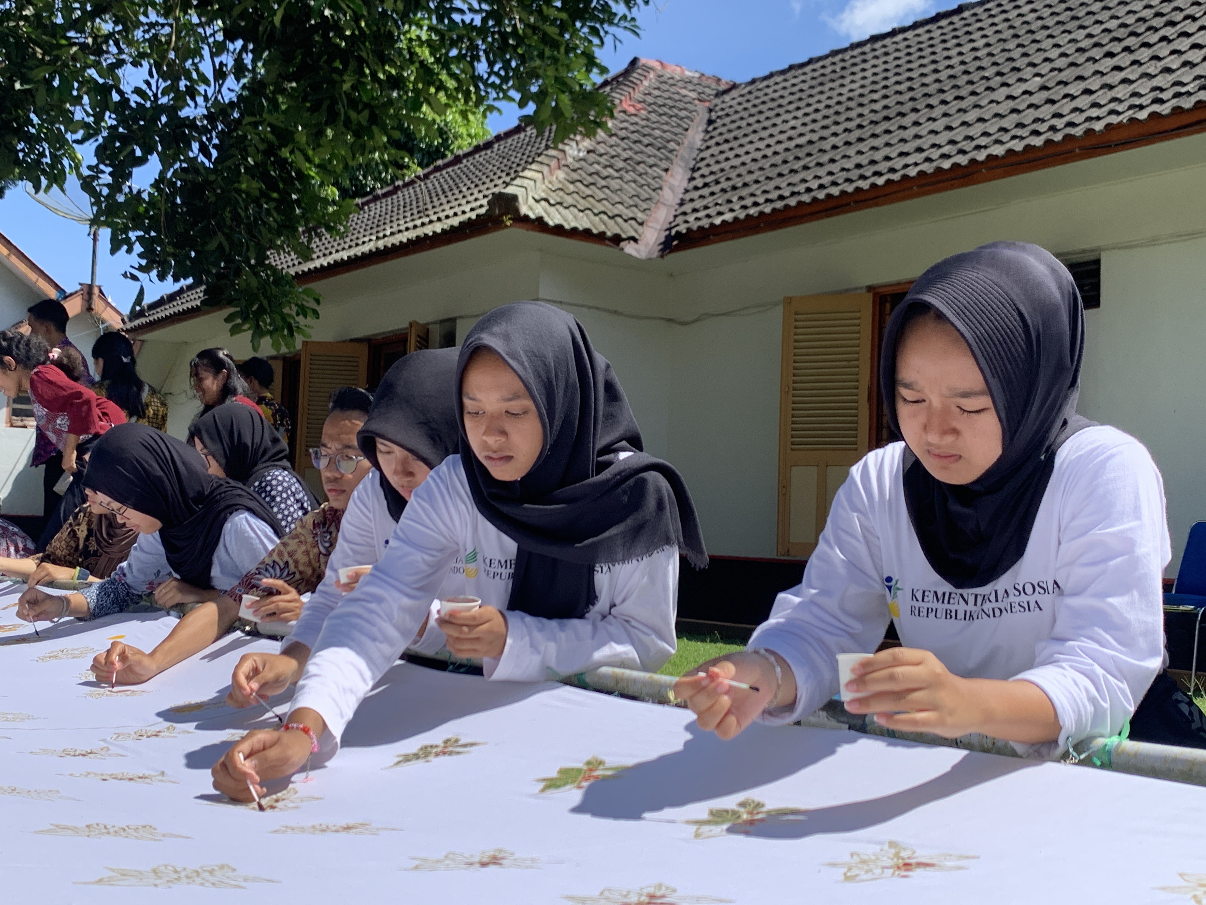 Siswa SRMA 16 serta sejumlah difabel kompak membatik di Sentra Terpadu Kartini Temanggung, Kamis (2/10/2025).