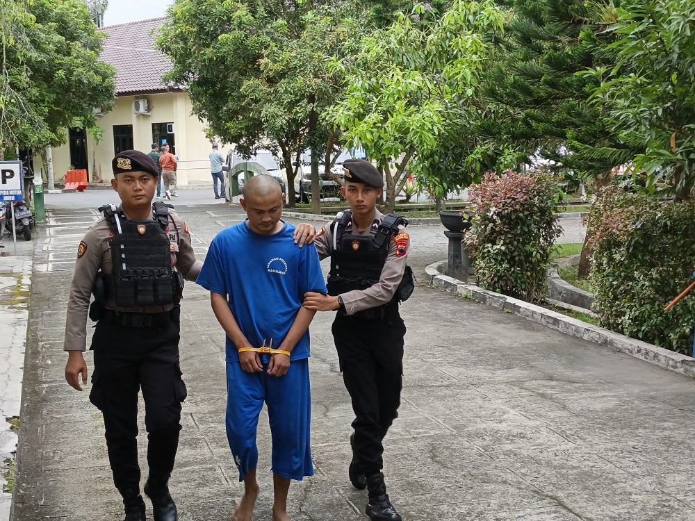 Kades Selomirah, Kecamatan Ngablak, Kabupaten Magelang, Ahmad Sartono&nbsp;saat digelandang polisi.