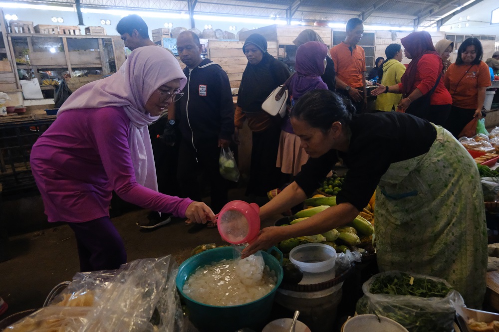 ASN dan&nbsp; istri-istri pejabat Pemkot Magelang melarisi&nbsp; pedagang Pasar Kebonpolo, Kota Magelangb, Jumat (3/10/2025).  &nbsp;