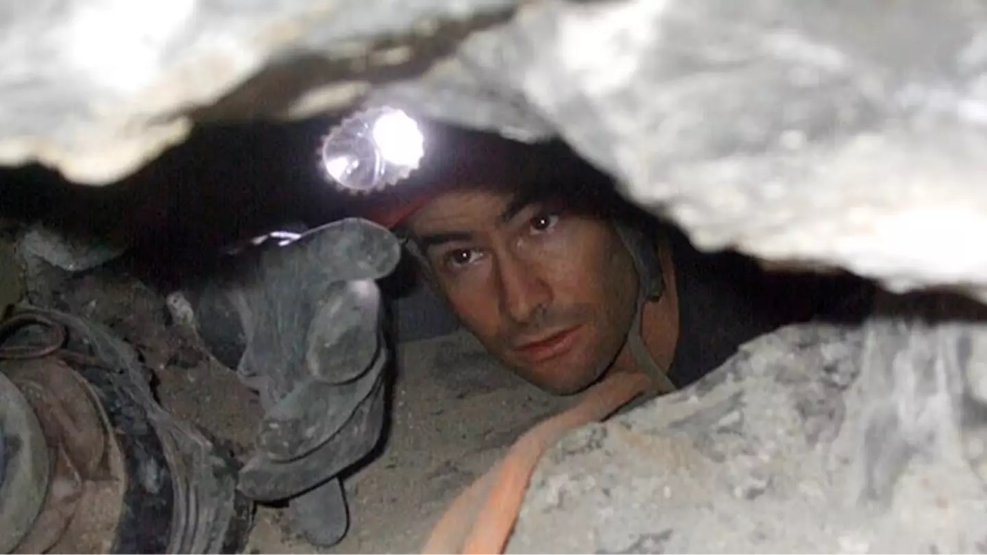 Dokumentasi Brandon Kowallis bersama salah satu rekan medis dalam misi penyelamatan di mana mereka sudah dekat dengan posisi John yang sedang terjebak