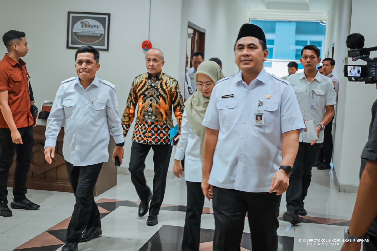 Bupati Wonosobo Afif Nurhidayat, bersama Bupati Banjarnegara dan Wakil Gubernur Jawa Tengah Taj Yasin dalam penyerahan SK Dieng sebagai geopark nasional.