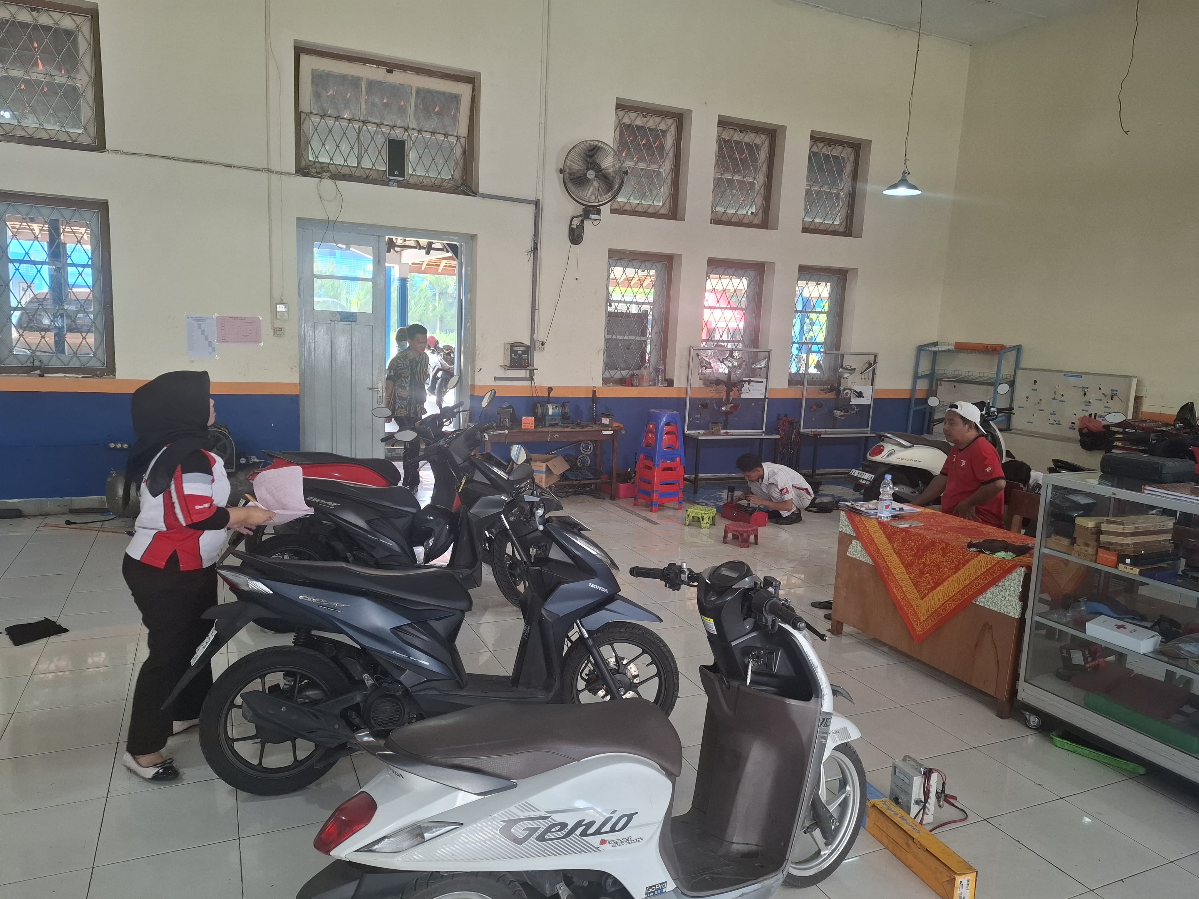 Siswa SMK Mutual Kota Magelang praktik servis motor di sekolah bekerja sama dengan Inti Motor Magelang.
