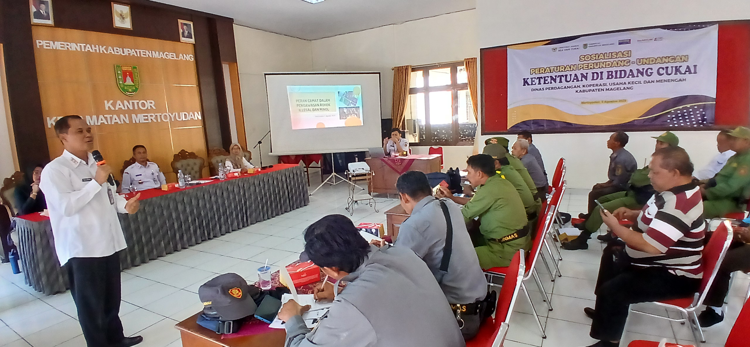 : Sosialiasi peraturan perundang-undangan ketentuan bidang cukai yang diadakan Disdagkop UKM Kabupaten Magelang di aula Kecamatan Mertoyudan, Rabu (6/8/2025) dengan peserta satlinmas.