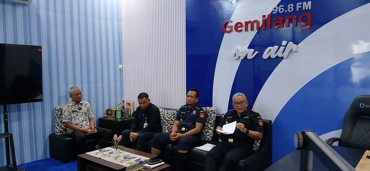Kepala Kantor Bea Cukai Magelang Imam Sarjono (paling kanan) ketika sosialisasi tentang cukai di Radio Gemilang FM belum lama ini.