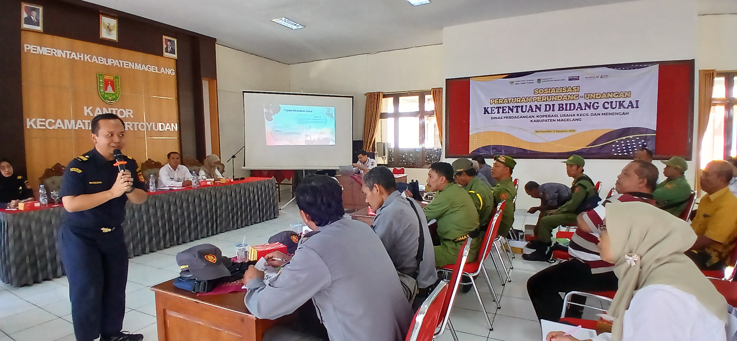 Tim dari Bea Cukai Magelang memberikan sosialisasi  pada Satlinmas Kecamatan Mertoyudan, Rabu (6/8/2025).
