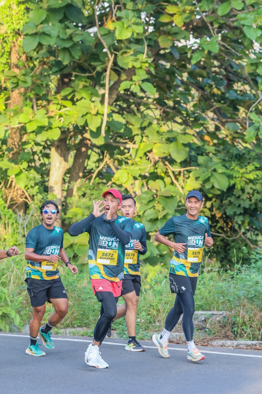 Sekda Jateng Sumarno ikut ambil bagian dalam Medica Run yang digelar Fakultas Kedokteran Undip dalam rangka dies natalis ke-64 FK Undip, Minggu (5/10/2025).