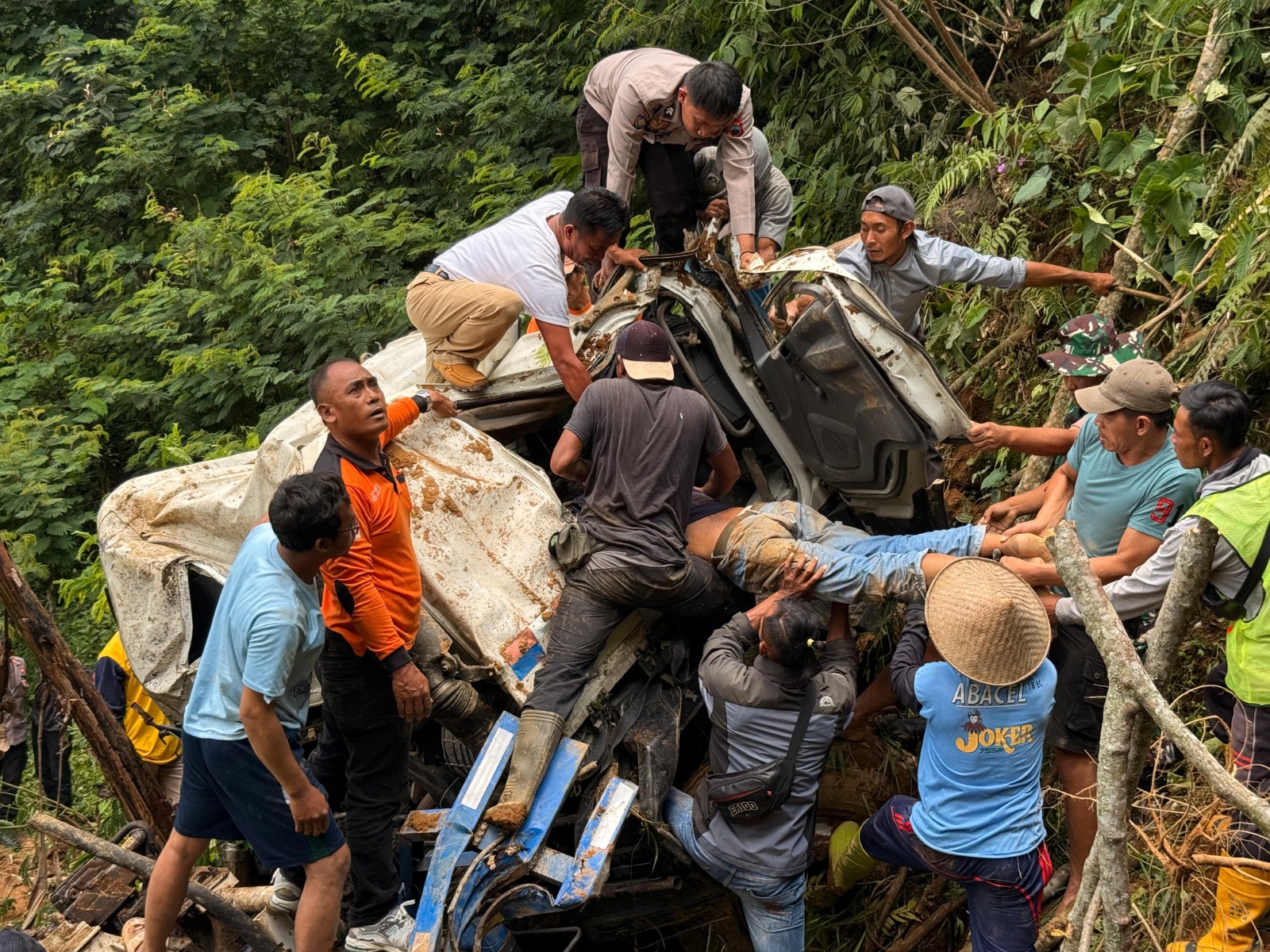 Truk mixer terperosok ke kebun milik warga Lumajang, Watumalang, Wonosobo, Senin (6/10/2025) pagi. Sopir truk meninggal dalam kecelakaan tersebut.