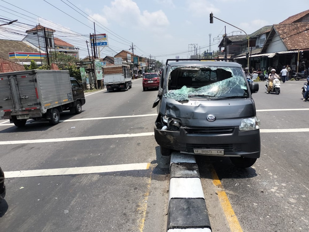 Salah satu mobil yang terlibat kecelakaan karambol di Jalan Umum Jogjakarta &ndash; Muntilan, tepatnya di simpang 3 Jumoyo, Kecamatan Salam, Kabupaten Magelang.