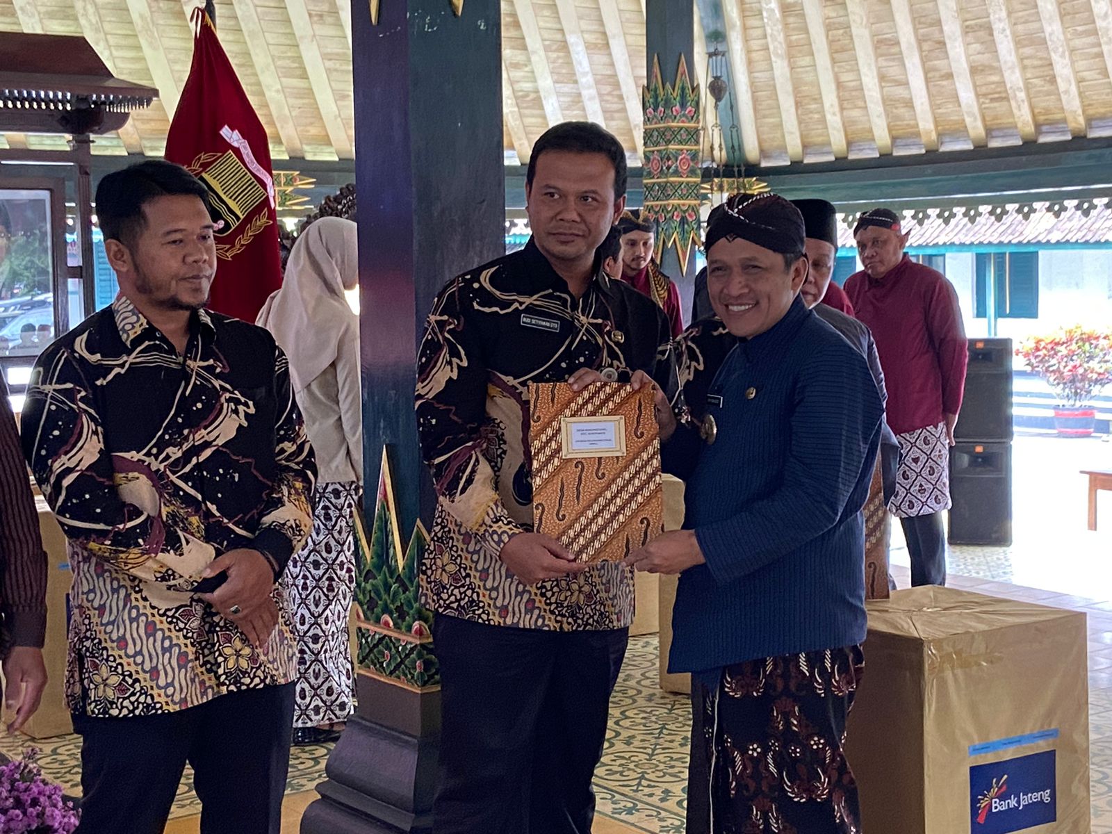 Bupati Wonosobo Afif Nurhidayat beberapa waktu lalu memberikan bonus bagi desa yang telah dinyatakan lunas dalam menyelesaikan PBB.