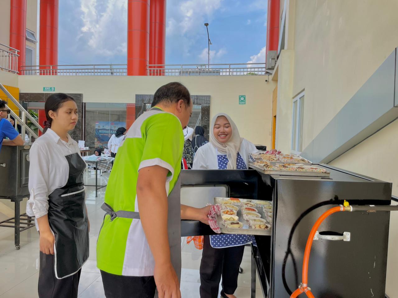 Peserta sangat antusias mengikuti proses pembuatan roti yang dibimbing langsung oleh&nbsp;tim&nbsp;mentor pada Senin (6/10/2025).
