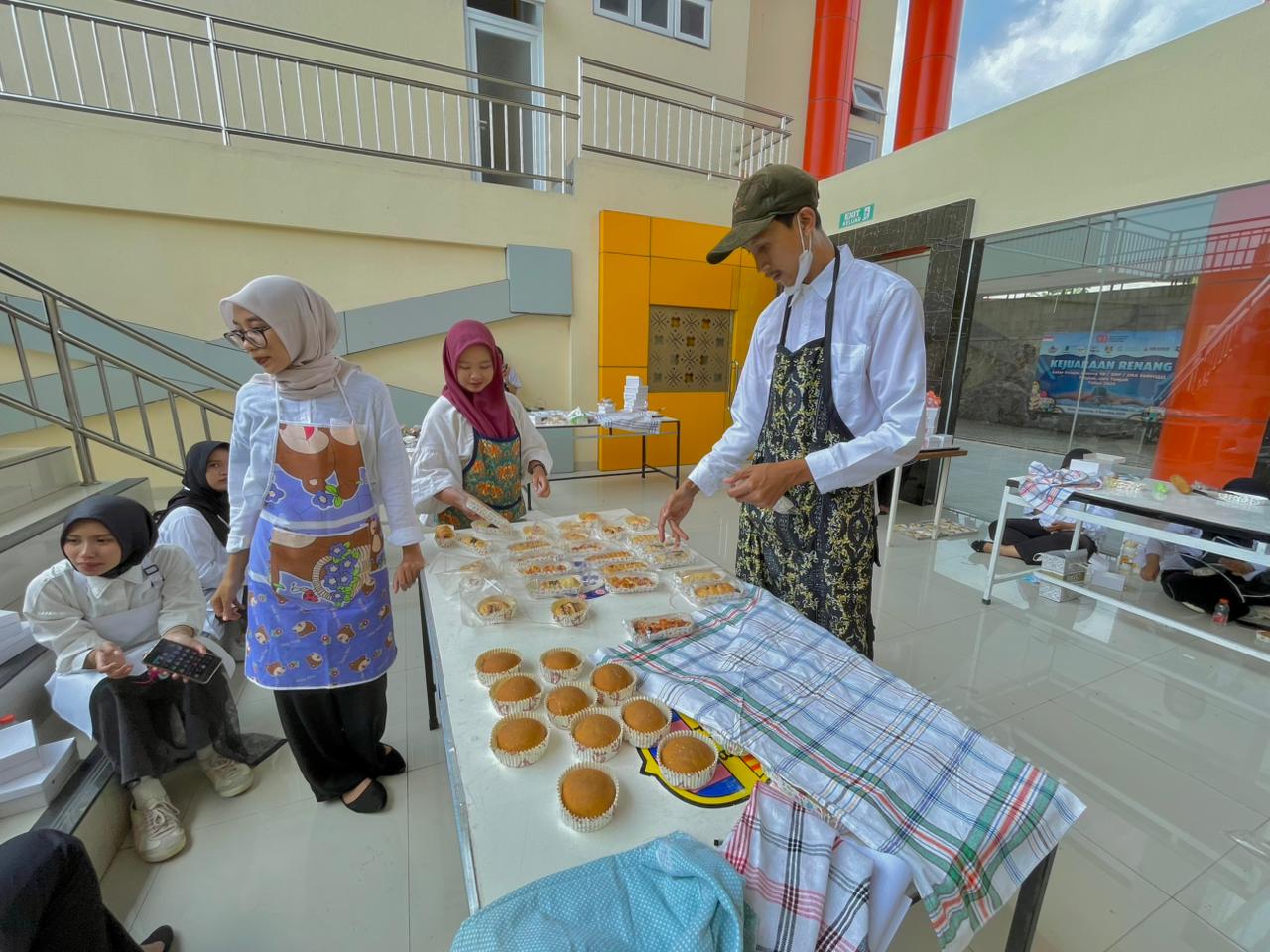 Para peserta Pelatihan Bakery tampak antusias saat praktik membuat aneka kue di aquatic samapta, Senin (6/10/2025)
