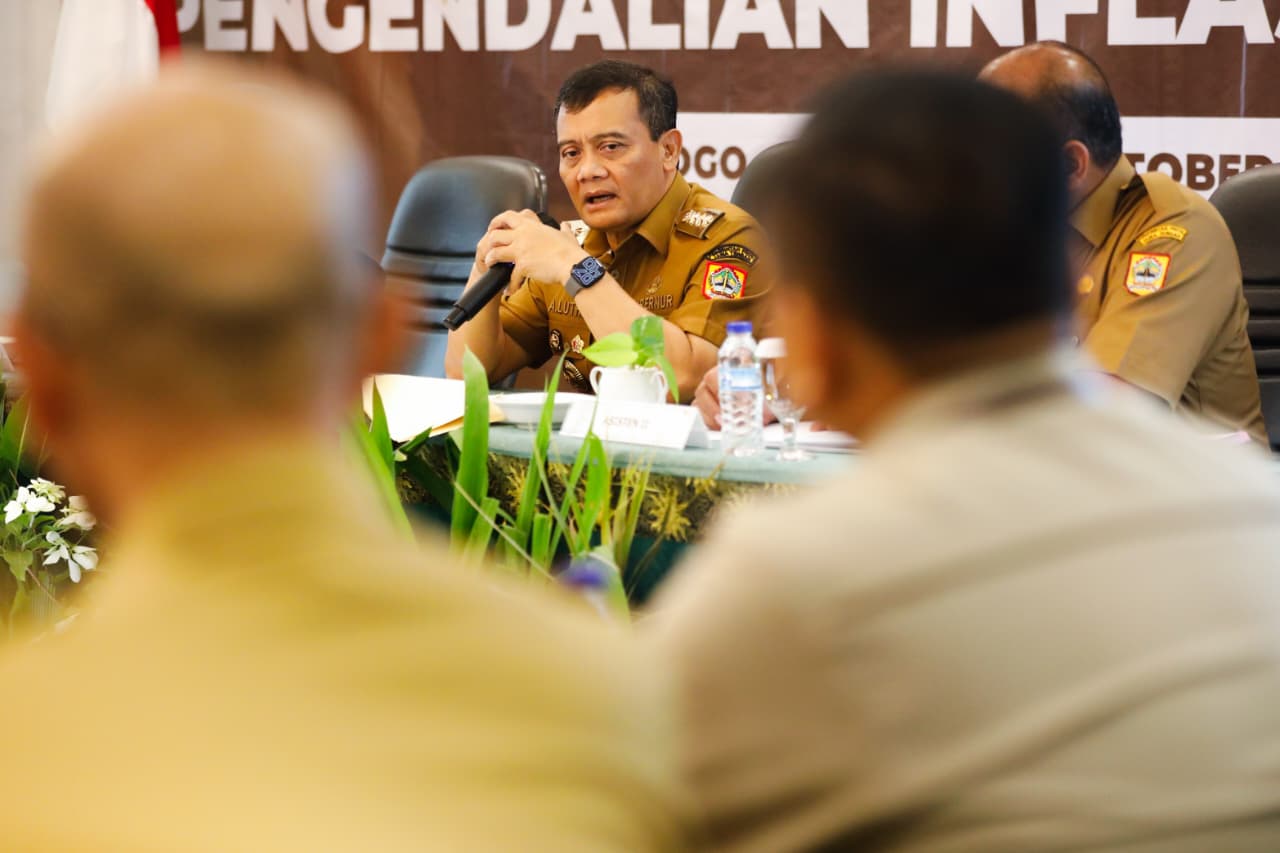 Gubernur Ahmad Luthfi dalam rapat Rapat Koordinasi Tim Pengendalian Inflasi Daerah (TPID) di Tlogo, Tuntang, Kabupaten Semarang, Senin (6/10/2025)
