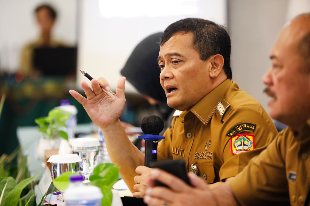 Gubernur Jawa Tengah Ahmad Luthfi saat Rapat Koordinasi Tim Pengendalian Inflasi Daerah (TPID) Jateng di Tlogo, Tuntang, Kabupaten Semarang, Senin (6/10/2025).