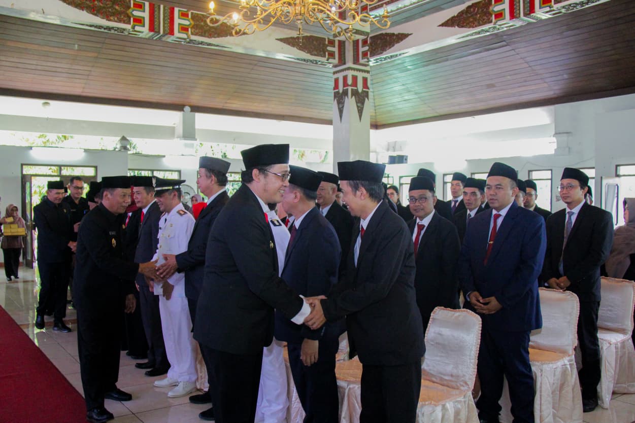 Bupati Magelang Grengseng Pamuji memberikan ucapan selamat kepada 41 pejabat yang dilantik.  &nbsp;