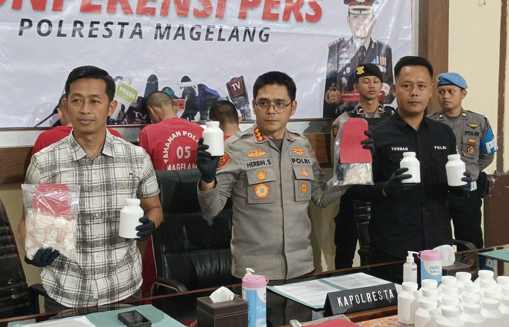 Kapolresta Magelang Kombes Pol Herbin Sianipar menunjukkan barang bukti pil sapi.