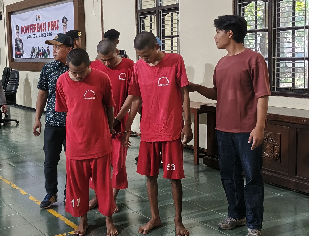 Tiga pengedar pil yarindo atau pil sapi saat digelandang petugas.