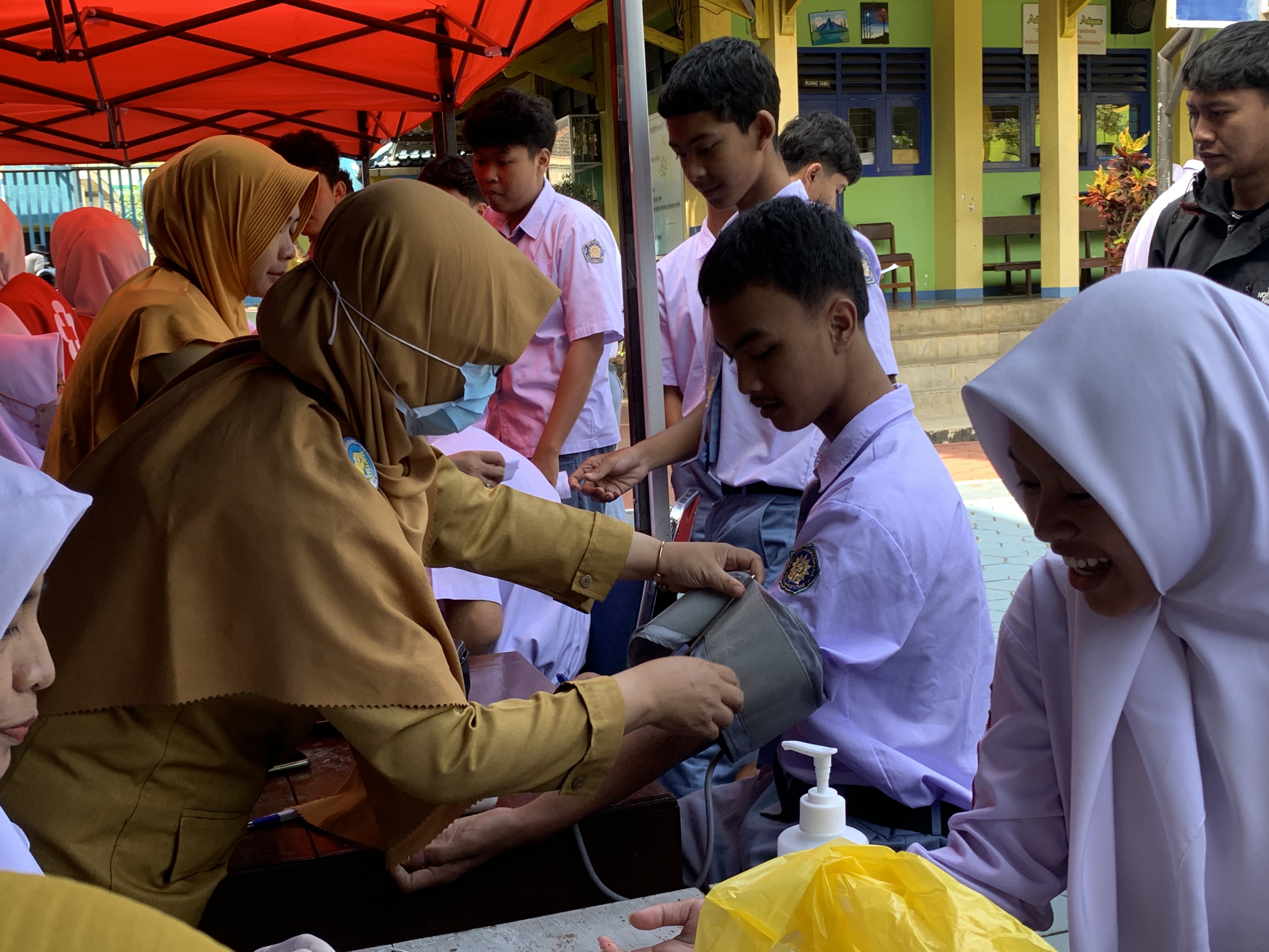 Siswa di Temanggung dicek kesehatannya oleh petugas. Total sasaran yang dicek 127.903 siswa.