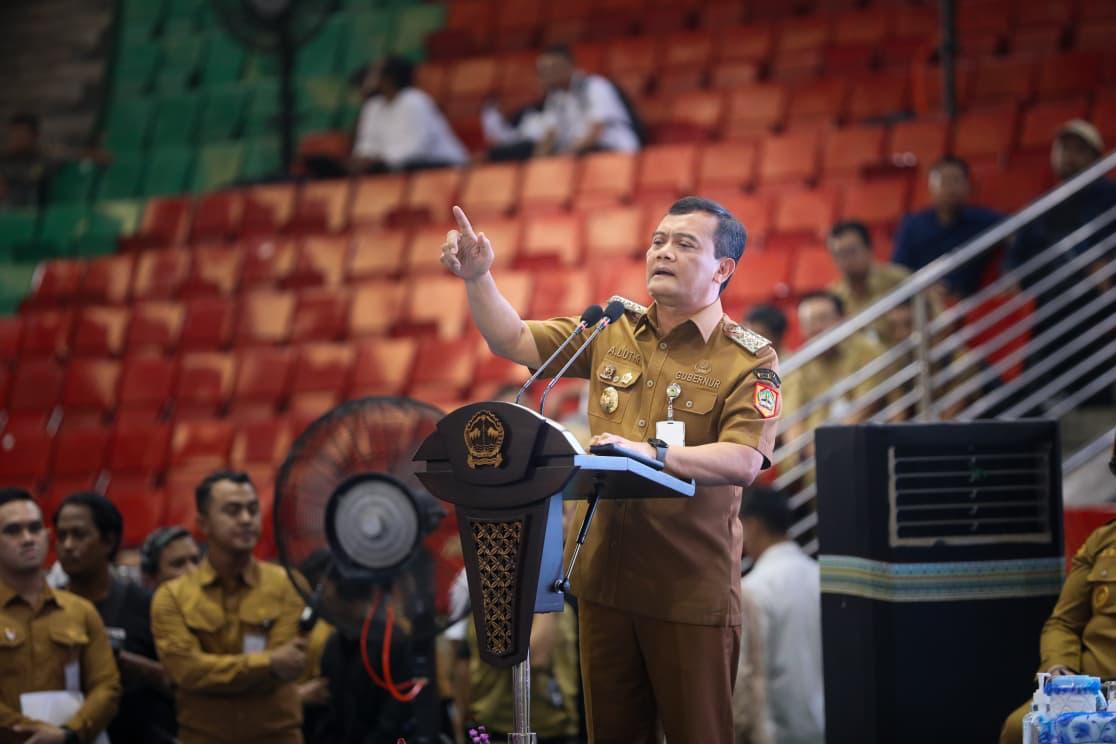 Gubernur Jawa Tengah Ahmad Luthfi ketika memberikan pengarahan pada stakeholder terkait program MBG di GOR Jatidiri, Semarang pada Senin (6/10/2025).
