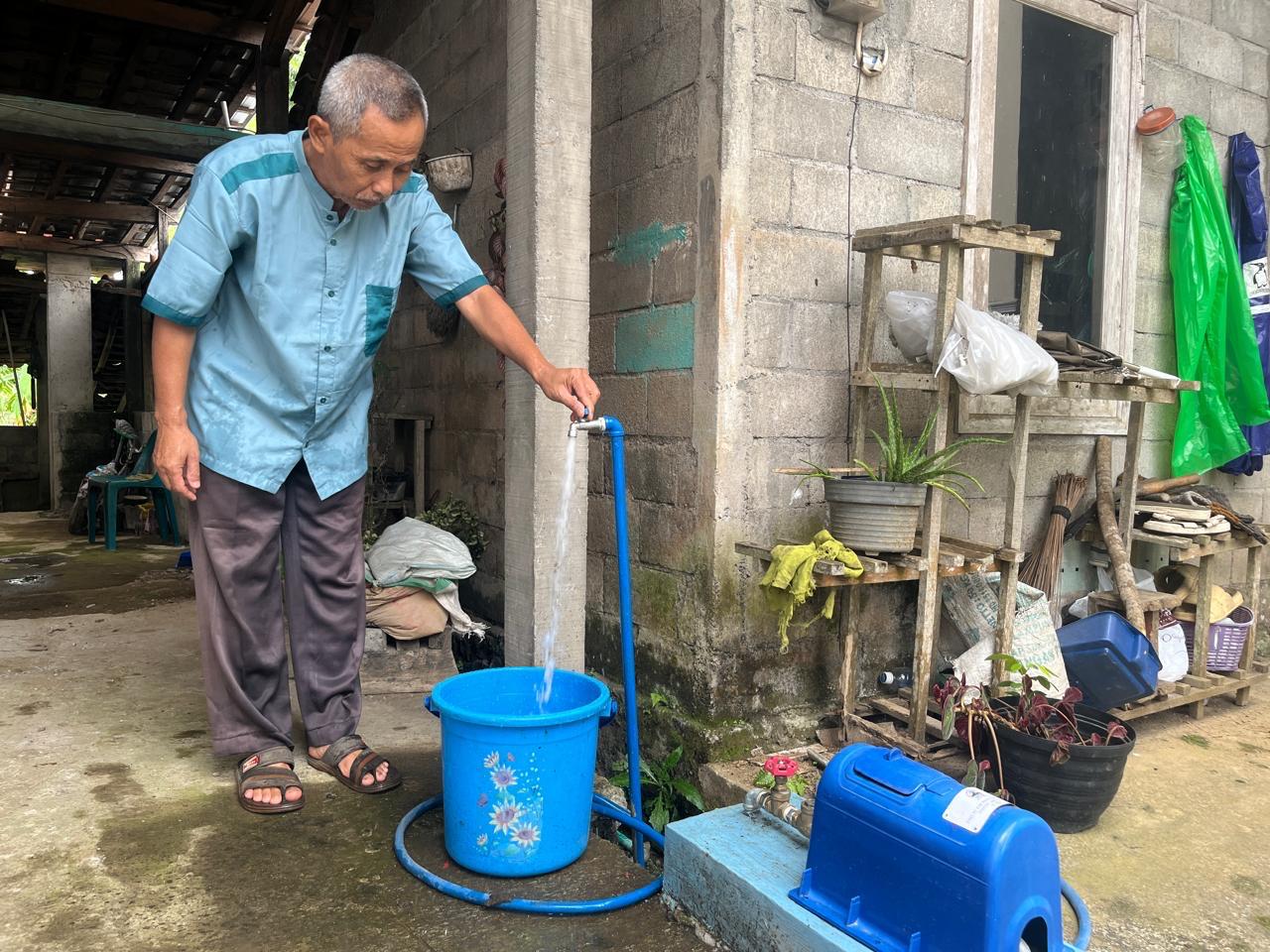 Warga Talunombo Kecamatan Sapuran Wonosobo menunjukkan air SPAM bantuan an dari Provinsi Jawa Tengah.