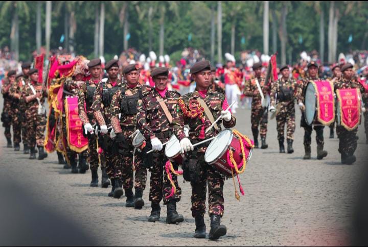 Drum band Gema Nawa Kartika dari Sakorcab Banser Wonosobo tampil pada peringatan HUT ke-80 TNI di Monas Jakarta, Minggu (5/10/2025).