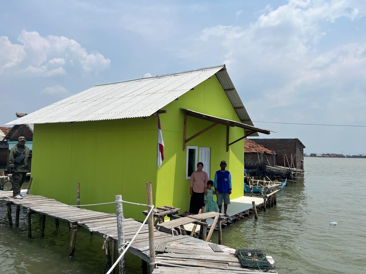 Warga Desa Timbulsoko, Kecamatan Sayung, Demak gembira mendapat bantuan rumah apung yang nyaman.