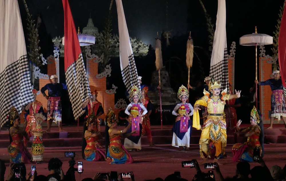 Penampilan sendratari Purusadha Santa dari Gianyar, Bali menjadi penutup gelaran Borobudur Moon di Marga Utama Kompleks Taman Wisata Borobudur, Selasa (7/10/2025)