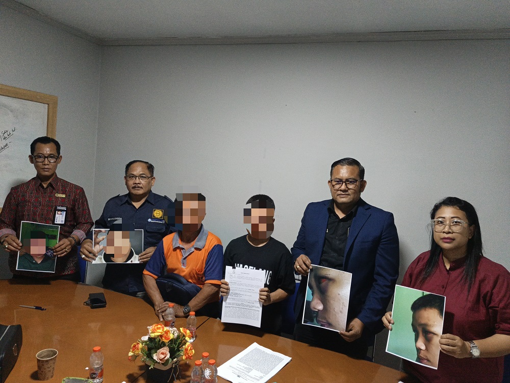 Korban MB bersama ayahnya saat mendatangi kantor LBH Peradi Magelang untuk meminta perlindungan hukum akibat dugaan penganiayaan yang dilakukan santri senior dan pengasuh ponpes di Kecamatan Dukun.