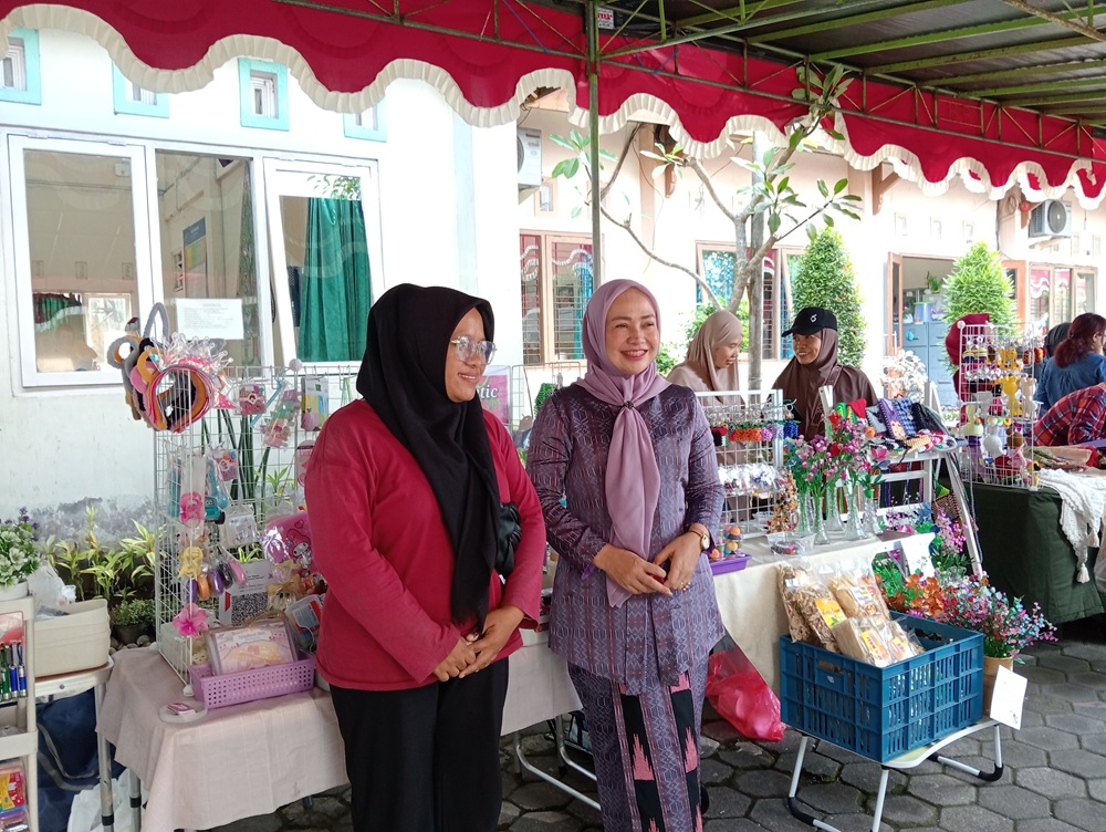Ketua Tim Penggerak PKK Kota Magelang,  Nanik Yunianti, mengunjungi stand UMKM yang ada di Magelang Utara Expo 2025.