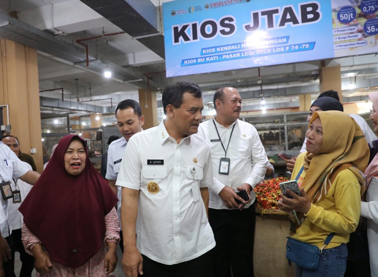 Gubernur Jawa Tengah Ahmad Luthfi ketika meninjau kios JTAB dan berdialog dengan pedagang di Pasar Legi Solo Rabu (8/10/2025).