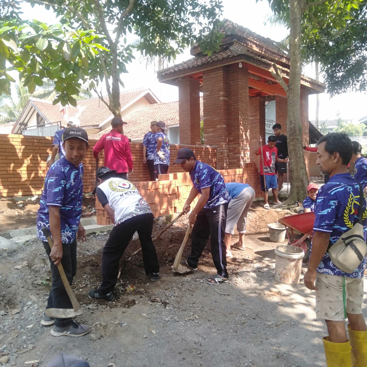 Para penjaga sekolah yang tergabung dalam Kelompok Kerja Tenaga Keamanan Sekolah (KKTKS) Kecamatan Secang mengadakan bersih-bersih di SDN Girikulon, Selasa (7/10/2025).