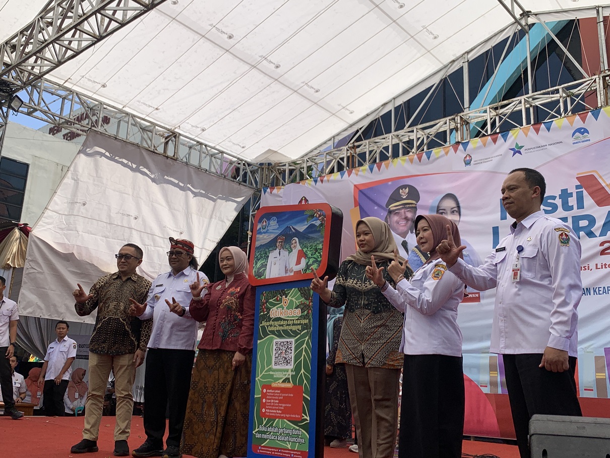 Bupati Temanggung Agus Setyawan bersama Bunda Literasi Panca Dewi, Kepala Dinas Kearsipan dan Perpustakaan Jateng Rahmah Nur Hayati serta Kepala Dinperpusip  Supriyanto dalam Festival Literasi 2025.