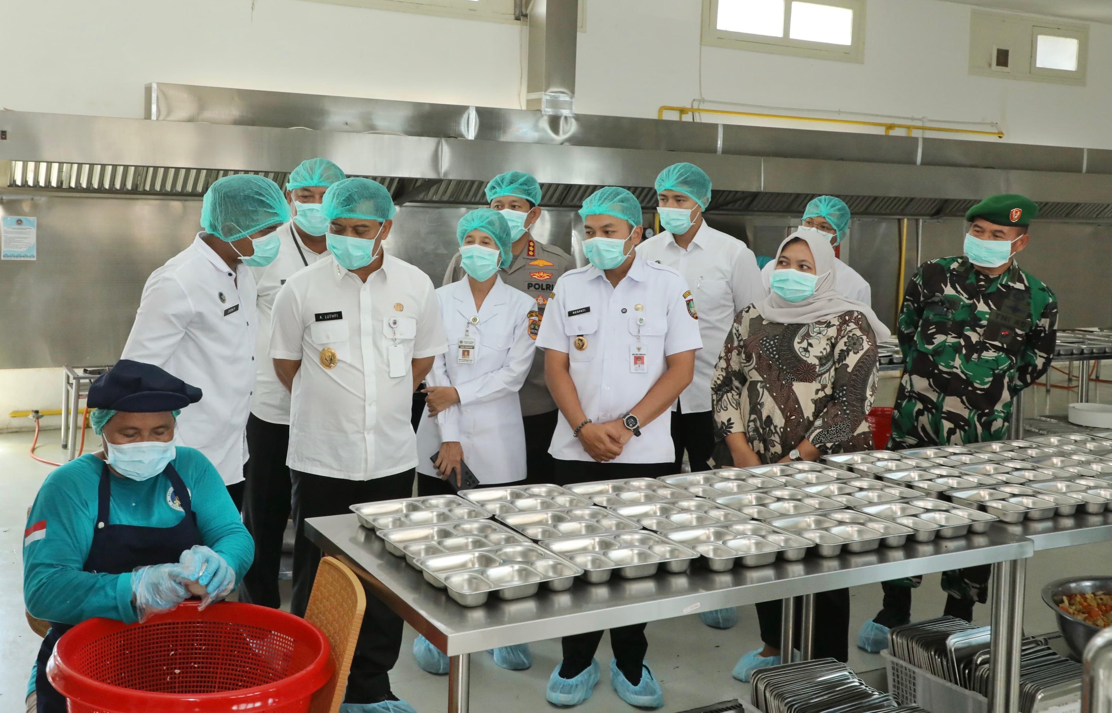 Gubernur Jawa Tengah Ahmad Luthfi mengecek Satuan Pelayanan Pemenuhan Gizi (SPPG) Jebres, Surakarta, Rabu (8/10/2025). SPPG tersebut sudah memiliki SLHS.