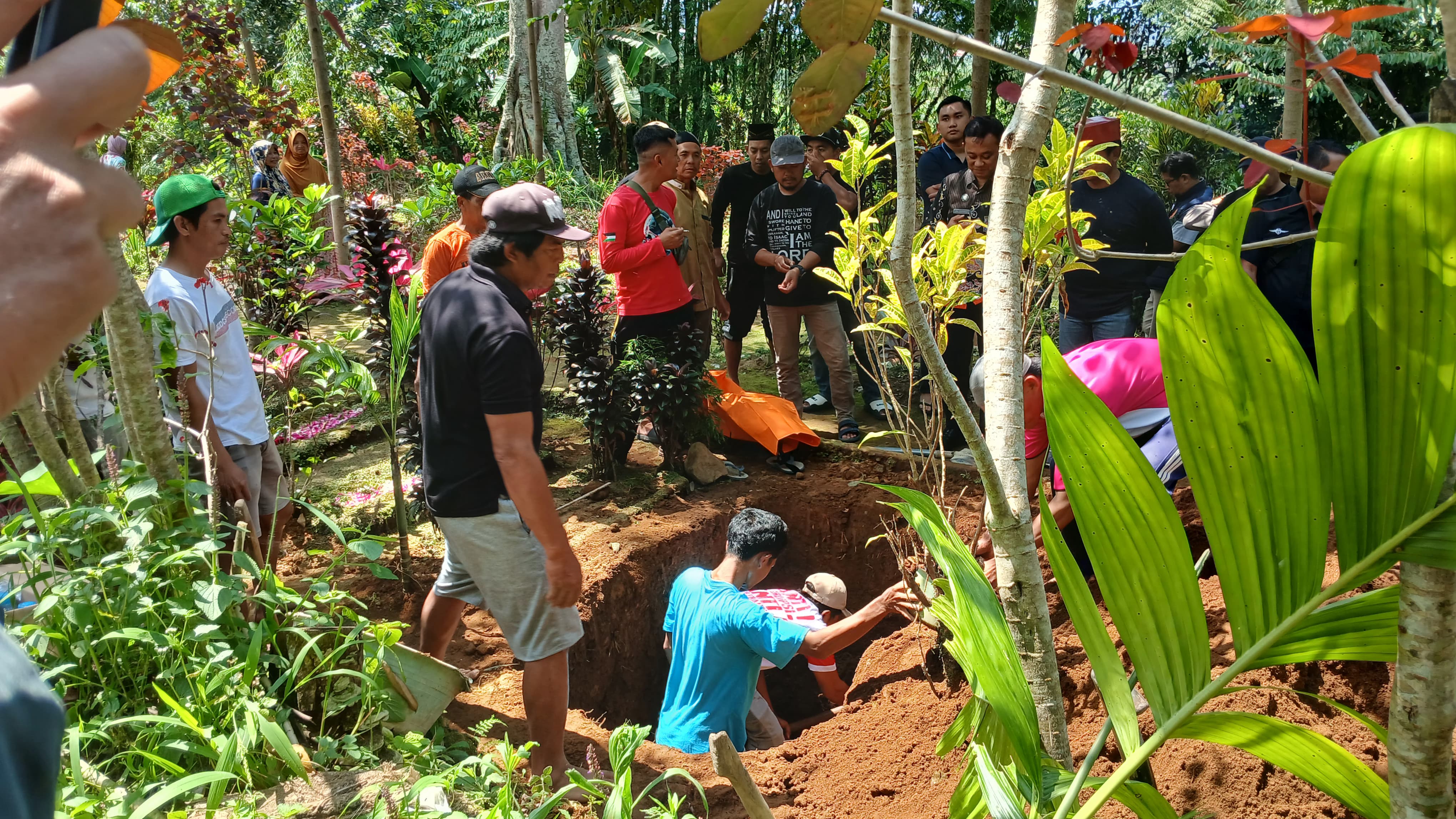 Proses pembongkaran makam TA, bocah 9 tahun yang diduga menjadi korban bullying,  untuk dilakukan otopsi oleh di RSUD Setjonegoro, Kamis (9/10/2025).