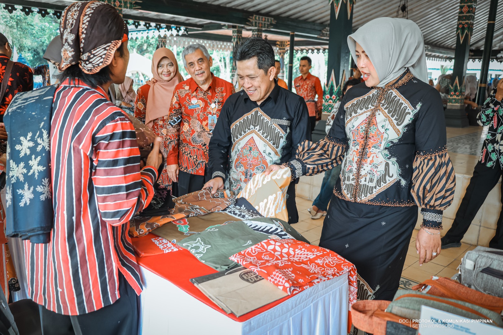 Bupati Wonosobo Afif Nurhidayat bersama Ketua TP PKK Dyah Retno Afif dan Sekda One Andang Wardoyo melihat stan batik di Pendopo Kabupaten, Kamis (9/10/2025).